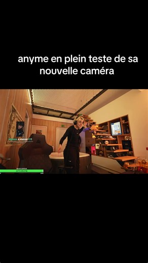 Anyme teste sa nouvelle caméra avec humour