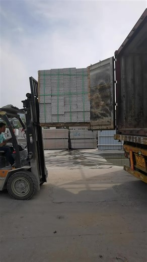 Gray granite paving stones are being loaded into containers. In addition to being exported abroad, domestic sea transportation is also a common shipping method in China, thanks to its extensive coastline.#GraniteStair#화강암 #御影石 #ExteriorWallStone #외벽석재