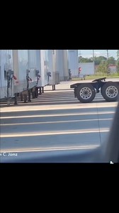 104K views · 456 reactions | Comment ça se peut que quelqu'un fasse ça? Dites-moi. Erreur de débutant ? Erreur d'attention? Ou juste pas fait pour chauffer un truck? Votre avis... | Camionneurs du Québec, l'original | Facebook