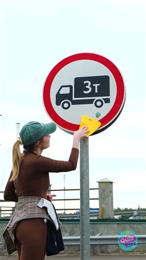 Transformation from filth to fabulous 🤯 Cleaning a road sign! 🚧🪣