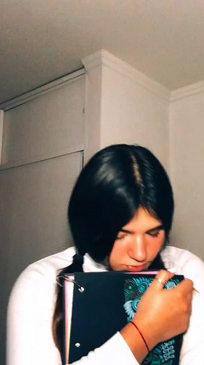 Pov: sos la nerd de tu colegio, aparece un chico te defiende y se empiezan a conocer [ig: azuulomazzo_] #fyp