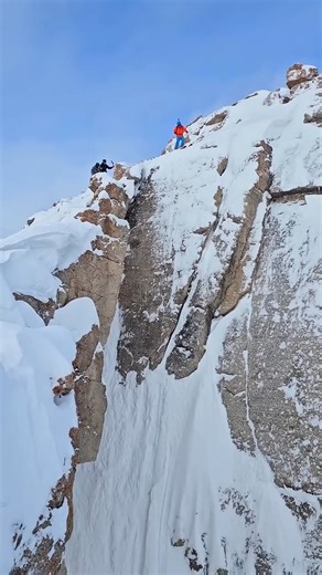 为什么滑雪下坡时，要走 S 型路线？⛷️ 不是耍帅，而是为了更安全、更可控。 背后的原理，其实很关键……了解一下吧 #滑雪技巧 #运动科普 #冬季运动 #安全滑雪 #物理原理 | 每日好奇｜Daily Curiosity