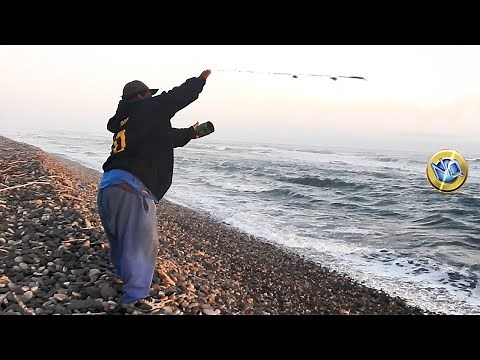 See how to fish with a hand line (Manual Fishing)