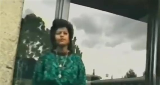 የሀረርጌዋ የጥበብ ፈርጥ አርቲስት ሃመልማል አባተ ገዳ ከህዝብ ጋር ከአስተዋወቃት የ1976 ዓ/ም (እ. ኤ.አ 1984) የመጀመሪያ የሙዚቃ አልበሟ በህግ በሉልኝ : እሁድ በማለዳ : ማሬዋ : ተው ደማም : አንተን ነው : ልዬ ጃኖ : ገላዬ ዘመዴ : ናፍቄሀለሁ : ማንም ሰው አልረታ : እሳሳልሃለው የሚሉትን ከዝነኛው ሮሃ ባንድ ጋር ሰርታ በታንጎ ሙዚቃ ቤት ታትሞላት እንደ መጀመሪያ የሙዚቃ አልበም ሳይሆን በህዝብ ወይም በሙዚቃ አድማጩ ዘንድ ተቀባይነትን ያገኘችበት ስራዋ ነበር ። ድምፃዊት ሃመልማል አባተ ከዚህ ተወዳጅ የሙዚቃ አልበሟ በኃላ 1977 ዓ/ም ( እ. ኤ.አ 1985 ) ሁለተኛ የሙዚቃ አልበሟን ከዝነኛው ሮሃ ባንድ ጋር በድጋሜ በመስራት በሙዚቃ አፍቃሪው ዘንድ ከፍ ያለ ዝና እና ክብርን አግኝታበታለች። በዚሁ በሁለተኛው አልበሟ ላይ የትዳሬ ማገር : ና የኔ ክብረ በዓል : 