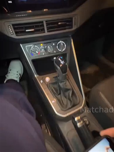 🔌 Noch mit dem Kabelsalat im Auto und umständlicher Bedienung gehadert? Dieser 2-in-1-Adapter macht Ihr kabelgebundenes Infotainment in Sekunden kabellos – für ein smartes, aufgeräumtes und sichereres Fahrerlebnis! 🤖 Die „Wireless Freedom“-Revolution für Ihr Auto: 🔄 Sofort kabellos – Transformieren Sie kabelgebundenes Android Auto & Apple CarPlay in ein stabiles drahtloses System. Volle Funktionen wie Navigation, Musik und Sprachsteuerung – ohne lästiges Einstecken. ⚡ Plug & Play in 10 Sekund