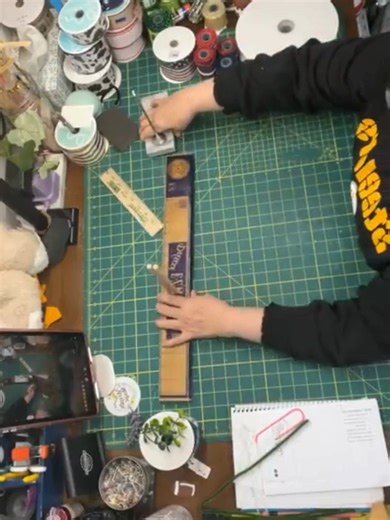 You don’t need to start from scratch to make your wreath feel custom. In this live, I show you how to: create a full, balanced bow use ribbon intentionally upgrade a premade wreath so it looks polished and personal This is the exact method I use when refreshing wreaths with ribbon kits and attachments — simple steps, big visual impact. Save this for your next wreath refresh #WreathDecor #RibbonBow #HandmadeHome #HomeDecorDIY