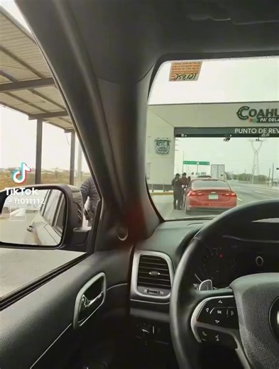 ¡INDIGNANTE! POLICÍAS SON CAPTADOS EN PRESUNTO ACTO DE CORRUPCIÓN EN SALTILLO Viral. Redes sociales. Ciudadano graba el momento exacto en que un elemento municipal y estatal habría pedido mil pesos para “arreglar” una infracción Saltillo, Coahuila.– Una nueva bomba de corrupción sacude a las corporaciones de seguridad en la capital coahuilense. Elementos de la Policía Municipal y del Estado fueron grabados por un ciudadano mientras presuntamente cometían actos de corrupción a plena luz del día.