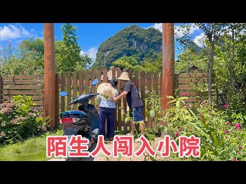 80后夫妻隐居深山，院子里突然有5个陌生人闯入，媳妇急忙叫老公回家，看看发生了什么？ The post-80s couple live in seclusion in the mountains.