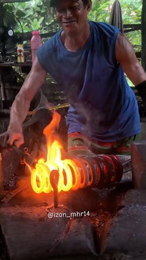Tukang ini Benar benar bermain api🔥 #blacksmith #mainapi #reels #manual #traditional #apink #diy