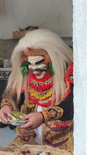TARI TOPENG SIDAKARYA DI PURA PURNAMA SILUNGAN