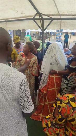 🔴❤️🎉𝗗𝗮𝗯𝗼𝘂 : 𝗠𝗮𝗿𝗶𝗮𝗴𝗲 𝗱𝘂 𝗟𝗶𝗲𝘂𝘁𝗲𝗻𝗮𝗻𝘁 𝗗𝗮𝗴𝗻𝗼𝗴𝗼, 𝗖𝗵𝗲𝗳 𝗱𝘂 𝗖𝗵𝗲𝗳 𝗱𝘂 𝗖𝗲𝗻𝘁𝗿𝗲 𝗣𝗿𝗼𝘁𝗲𝗰𝘁𝗶𝗼𝗻 𝗖𝗶𝘃𝗶𝗹𝗲 𝗱𝗲 𝗗𝗮𝗯𝗼𝘂. ​DABOU – Carnet blanc pour le Lieutenant Dagnogo. Le Chef du Centre de Protection Civile de Dabou, par ailleurs Chevalier de l’Ordre du Mérite ivoirien, a entamé ce jour les cérémonies de sa dot. Après ce volet traditionnel, l'officier et son épouse se prêteront au rituel civil le samedi 14 février à la mairie de Dabou. Une célébr