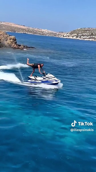 Τουρμπο-γιαγιά: Ακροβατικά στον πλωτό Γηροκομείο