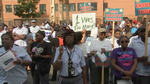 USPS letter carriers hold rally after postal worker killed in Chicago shooting