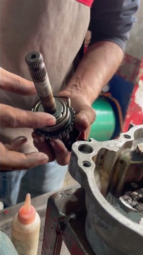 Honda 125 engine kick sprinter spring install￼👨🏼‍🔧 #motorcycle #mechanic #honda #hondaengine