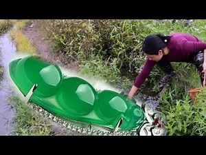 The girl opened the weeds and saw a wonderful clam shell made of pearl ore