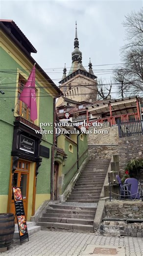 Welcome to Sighișoara, one of the best-preserved medieval towns in Europe and the birthplace of Vlad Țepeș 🦇 the real-life ruler who inspired the Dracula legend 🧛🏻‍♂️ Cobblestone streets, pastel houses, secret corners and that slightly mysterious Transylvanian vibe… this place feels unreal. What to do in Sighișoara: 🏰 Climb the Clock Tower for panoramic views over the citadel 🧛🏻 Visit Vlad Dracul’s birth house (now a restaurant) ⛪ Explore the Church on the Hill 🪵 Walk the covered Scholars