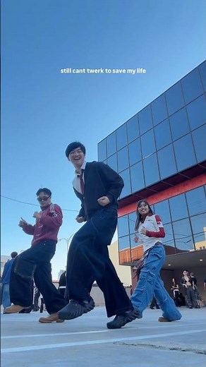 someone teach me how to twerk ty 💀 w haohao&lexi dc me&calista #dance #dancetrend #viraldance #trio