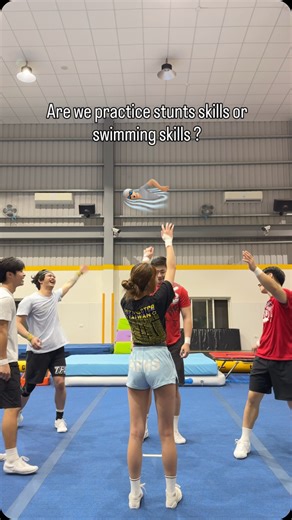 楊群 on Instagram: "游泳游起來 let’s swimming #cheer #cheerleading #cheerleader #stunt #dreamfly #夢飛競技啦啦隊 #swimming"