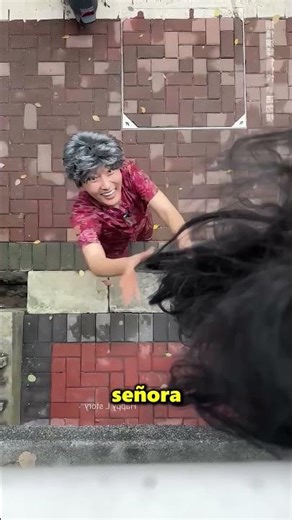 Todos Usaban Su Largo Cabello Para Trepar 😲