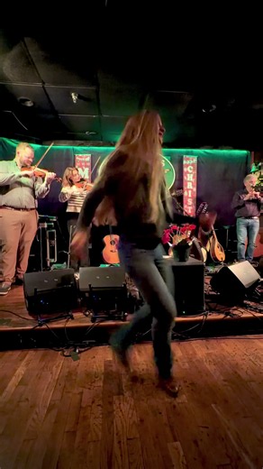 When a hillbilly tries to do traditional Irish dancing 🍀😆👣 Started out doing Sean Nós… somehow ended up clogging again 😂 Always a joy dancing to these tunes with @Natalya Kay and Dylan Foley 🎻 📍 McNamera’s Irish Pub Nashville #seannos #irishmusic #flatfoot #buckdance #clogging