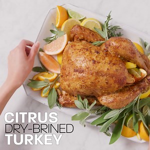 Dress up your Thanksgiving turkey with a dry brine packed with citrus flavors! Watch how to make it here: http://ms.spr.ly/6187k9Tw3 | Hy-Vee