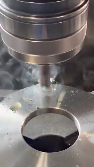 今までこのかた、ハイスばっかり使ってたけど超硬ドリルの軽い切削負荷に感動を覚えてます！※なおこれはフラットドリル
