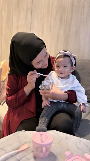 Elysa candra on Instagram: "Perlengkapan MPASI buat si kecil paling praktis di bawa kemana ajah pasti dari @sugarbaby.co.id mami selalu bawa Duo Heat Sensing spoon with case ketika pergi Dan jika di rumah si kecil pake premium Feeding set 4in 1 Sudah super lengkap yuk kembarang #feedingsetsugarbaby #SendoksensorPanas #TipsMPASI #PerlengkapanMPASI # SendokBayi #MPASI #duoheatsensingspoon"