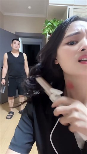 跟他说了烫发时不小心烫的，他就是不相信#搞笑夫妻