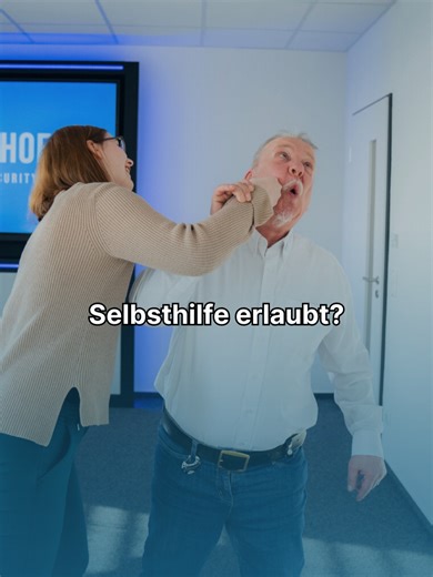 Im Sicherheitsgewerbe ist „Selbsthilfe“ ein wichtiger Begriff: Gemeint ist nicht Selbstjustiz, sondern das rechtlich erlaubte eigene Handeln, wenn Polizei oder Behörden nicht rechtzeitig eingreifen können. Sicherheitsmitarbeiter müssen in der §34a Sachkundeprüfung wissen, dass Selbsthilfe immer an klare Grenzen gebunden ist: Maßnahmen dürfen nur zur Abwehr einer gegenwärtigen Gefahr oder zur Sicherung von Rechten eingesetzt werden und müssen erforderlich und verhältnismäßig bleiben. Wer darüber 