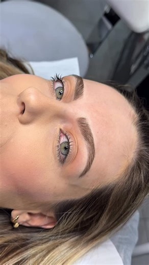 CAROL VENCE on Instagram: "Nanofios naturais, sofisticados e ultrarrealistas 🥹✨ . #areadabeleza #sobrancelhas #nanoblading #nanofios"