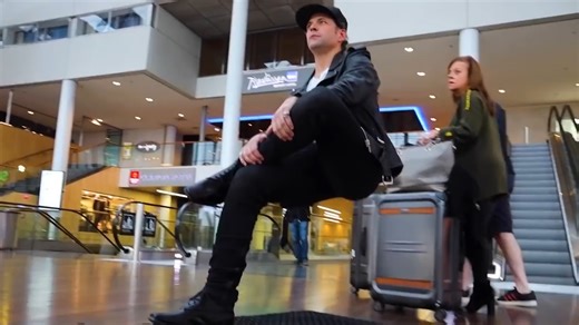 外国发明神奇“隐身椅”，随时随地隔空而坐，路人看到都惊呆了