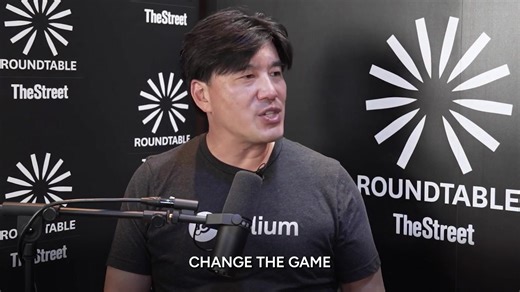 Helium isn’t just building a network, it’s taking a shot at a $4 trillion dollar industry Broken down by Frank Mong on TheStreet podcast, powered by Round Table Network 🎙️ Listen to the whole interview: https://www.thestreet.com/crypto/innovation/internet-should-just-work-helium-bets-crypto-can-fix-broken-telecom-model | Helium Network