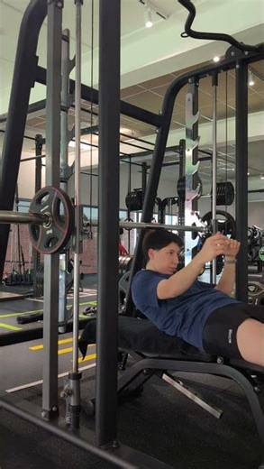 Cómo hacer PRESS BANCA en MULTIPOWER para Pectoral #deportes #motivacion #PressBanca #GymTips