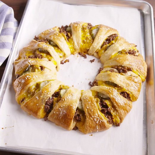 This Cheeseburger Crescent Ring is the smartest way to feed your hungry squad. Full recipe: http://dlsh.it/IbBvoeD | Delish