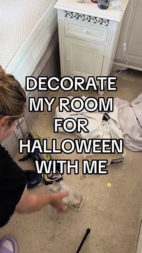 Cleaning and decorating my room for halloween 🎃 #fyp #halloween #decoratewithmeforhalloween