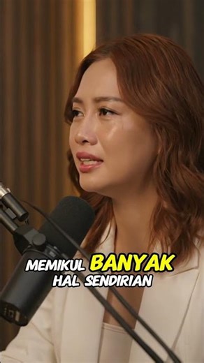 dikelilingi banyak orang tapi tetap merasa sendirian.