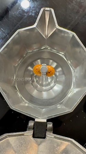 📌 Cómo preparar una cafetera italiana perfectamente ☕🔥 Una cafetera italiana bien hecha debe verse así: café de color marrón clarito, dulce y sin amargor. Si tu moka no sabe bien, estos son los puntos clave que debes seguir: 1️⃣ Usa un buen café. Si el café está quemado, el resultado también lo estará. Hoy usaré el café especial del Día del Padre de Salem Café, disponible solo del 8 de marzo hasta agotar existencias. 2️⃣ Muele el café como sal fina o arena. Si no mueles en casa, escríbeme “mol