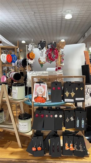 If you love BIG antique/vintage shops, perfectly curated booth spaces, and some of the best priced vintage items in southeast Ohio, this is your next stop 🛑 637 Wheeling Avenue Cambridge OH 43725