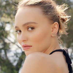 RADIANT RIVIERA, SPRING-SUMMER 2022 COLLECTION Vibrant, golden shades define this makeup look, which was inspired by the flower garden at La Pausa, Gabrielle Chanel's Mediterranean villa. Discover on chanel.com/-SpringSummerCollection22 | CHANEL