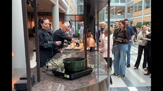 👉 No one expected THIS at lunch… 🎭 Opera flash mob in Oslo (Habanera) | Coor