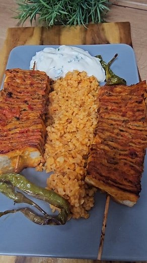 97K views · 660 reactions | Wieder ein Rezept welches auf Tik Tok viral gegangen ist, ich habe Lavash Kebab gemacht, es war super lecker Zutaten für die Hackmasse 500 g Hackfleisch 1 normale Zwiebel 2 rote Spitzpaprika 2 Zehen Knoblauch 1 rote Zwiebel 4 EL Öl Salz, Pfeffer, rote Paprikapulver, Thymian je 1 TL 1/2 TL Kreuzkümmel und Chili-Pulver Ausserdem Lavashbrot #sundaydinner #sundaybrunch #kochen #cookie #food #rezepte #recipes | Was kommt heute auf den Tisch? | Facebook