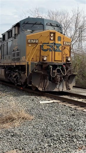 CSX 472 rolls a Coke train past Pine Junction