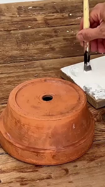 Grab terracotta pots for this GENIUS garden hack! 😍🍄