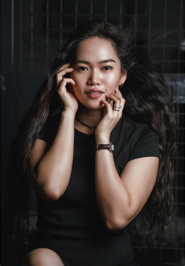 Creative Portrait Poses with Portable Photography Fan