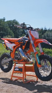 Få den äkta fabriksförar-känslan med KTM 50 SX FACTORY EDITION! Den mest påkostade 50cc motocrosshojen som finns att tillgå på marknaden, och den låter fantastiskt!  https://www.ktm.com/en-se/models/mx/2-stroke/2024-ktm-50-sx-factoryedition.html | KTM Scandinavia | Facebook