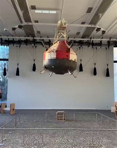 RT @dunyasalbilim: Almanya’daki Sprengel Müzesi’nde sergilenen sıra dışı bir kinetik enstalasyon: Havada sallanan bir şamandıra, Atlanti…