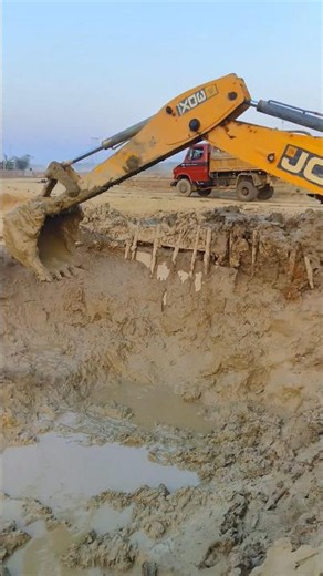 Jcb tipper loading trolley 🤔🧐🤣#jcbbaba #jcblovers #jcbtractor #shortvideo #youtubeshorts