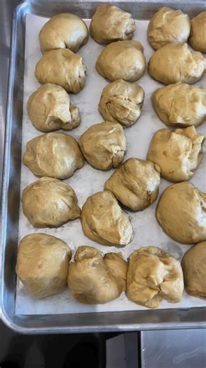 Croquez dans le bonheur! Nos gaufres belges artisanales, faites avec ❤️, sans huile de palme, sont l’équilibre parfait entre gourmandise et authenticité. Érable ou vanille boréale, laquelle te tente le plus? 🧇🍁#GaufresBelges #FaitMain #SansHuileDePalme #GoûtLocal #Érable #VanilleBoréale #GourmandiseResponsable #FrancoisLambert #SaveurQuébécoise | François Lambert