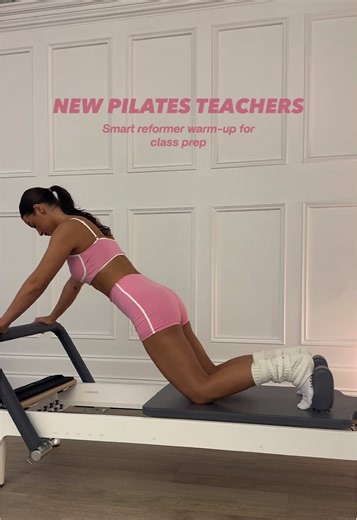 New Pilates teachers: save this ✨ A smart Reformer warm-up for class prep (layered: shoulder hinge → hover plank → front split stretch). Want my full beginner class structure? Comment PLAN and I’ll share the free guide! ✨ #pilatesteacher #reformerpilates #pilatesinstructor