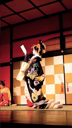 艶髪で綺麗な花魁👘Beautiful Japanese girl dancing Maiko Geisha メイクした美女芸鼓の日本舞踊と着物 Kimono cosplay 舞妓 化粧 bikini